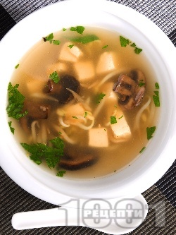 Тайландска супа с тофу, гъби печурки и соеви кълнове - снимка на рецептата